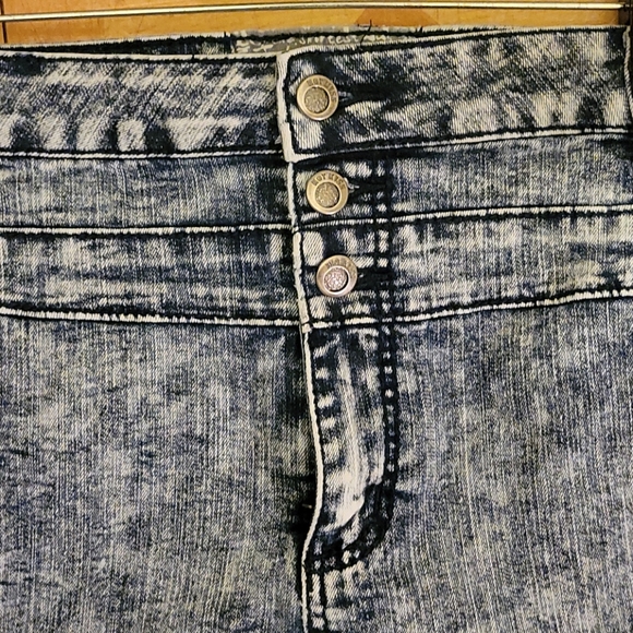 Hot Kiss Shorts - Picture 5 of 8